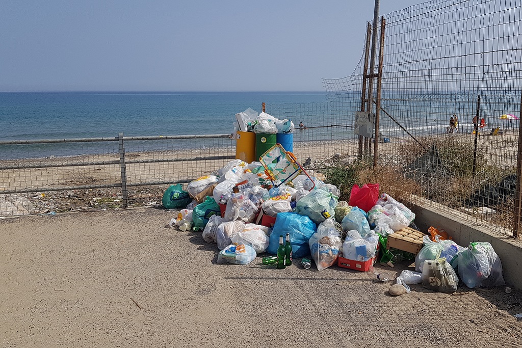 Montagne di rifiuti nei pressi dell'ingresso in spiaggia