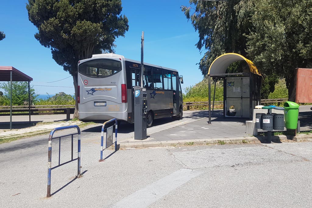 Fermata bus navetta che porta dal parcheggio al Santuario di Tindari