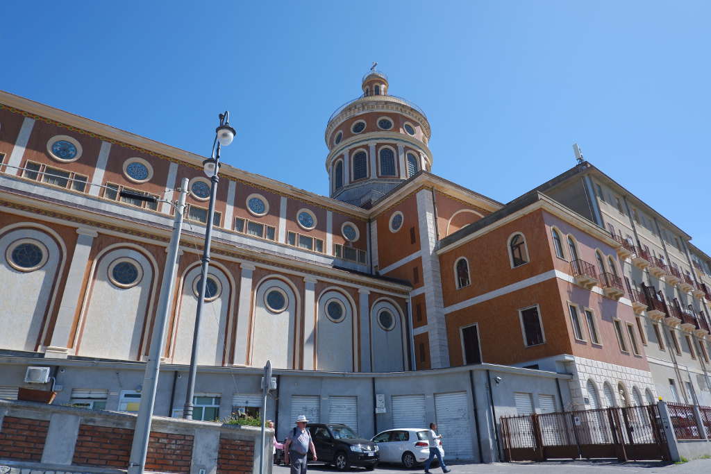 Il Santuario Maria SS. del Tindari (vista laterale)