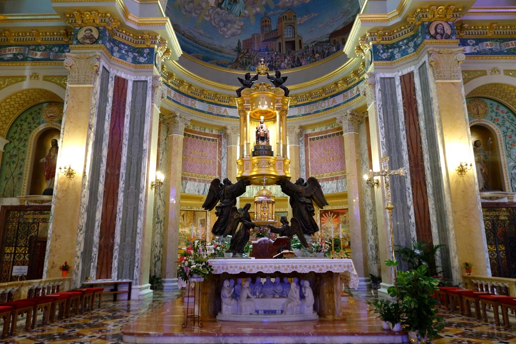 Il Santuario Maria SS. del Tindari (altare e statua della Madonna Nera)