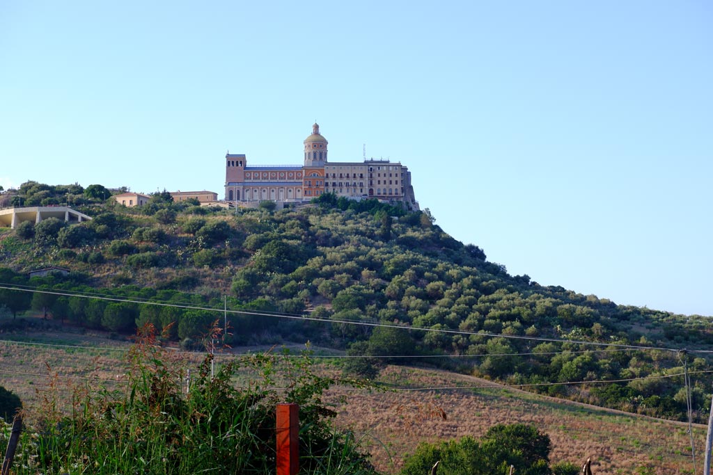 Il Santuario Maria SS. del Tindari vista panoramica dalla strada