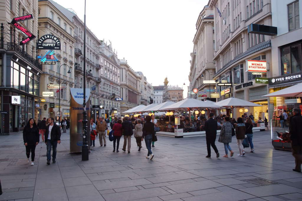 Vienna. Tanta gente per le vie del centro