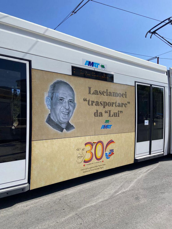 La grafica dell'allestimento esterno del tram con il volto del Beato Giuseppe Puglisi